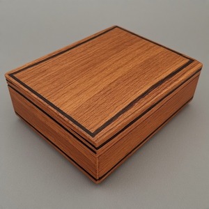 Étui à cigares en bois massif artisanal de qualité supérieure, conçu pour un rangement sécurisé et un transport élégant de cigares de qualité supérieure. - Product Image 1