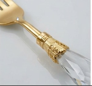 Juego de cubiertos dorados de gran venta con mangos de cristal, apto para lavavajillas, diseño elegante para una mesa de comedor elegante. - Product Image 3