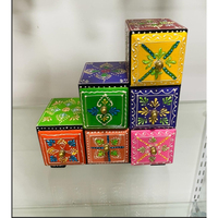 Ensemble de 6 mini-boîtes de rangement carrées en bois peintes à la main pour bijoux (Art indien traditionnel) Style campagnard Haute précision