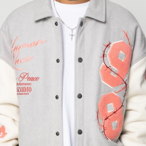 Chaqueta Varsity para Hombre, Gris y Blanca, con Letras Bordadas, Cuello Camisero, Estilo Urbano, Corte Regular, Estilo Casual de Invierno, Resistente al Viento - Product Image 6