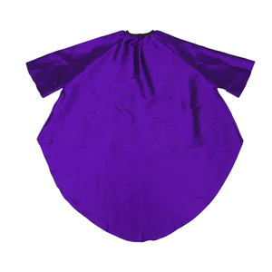 Cape de coiffure professionnelle rouge imperméable en polyester, logo personnalisé, taille ajustable, pour salon de coiffure. - Product Image 4
