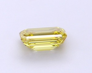 Fournisseur B2B de diamants de laboratoire CVD certifiés VS2, taille émeraude, jaune intense fantaisie, 1,06 ct, pour créations modernes, héritages et designs personnalisés. - Product Image 2