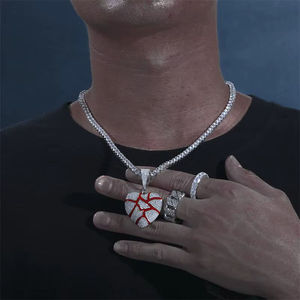 Pendentif en forme de cœur plaqué argent avec motif de basket-ball rouge, micro-incrustation de cristaux de strass, bijoux de mode hip-hop pour hommes, cadeau - Product Image 1