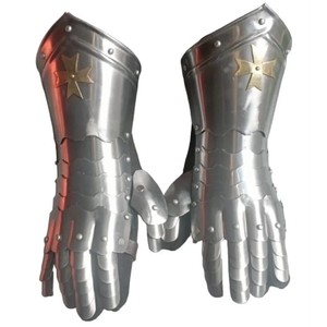 Gants de chevalier médiévaux en acier avec emblème étoile dorée, armure de style antique pour collection et exposition artistique - Product Image 1