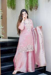 Ensemble salwar kameez en soie bicolore avec broderies miroir complexes, style traditionnel Diwali, avec dupatta, idéal pour les cérémonies de remise des diplômes. - Product Image 1