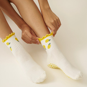 Calcetines tobilleros antideslizantes con estampado de limones y logotipo personalizado para niños, con volantes en el puño y puntos antideslizantes, para uso casual de verano. - Product Image 3