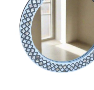 Miroir décoratif rond artisanal professionnel en nacre naturelle, motif capiz, pour intérieur - Product Image 4