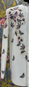 Costume Jodhpuri TR Lachka Base Pearl White avec motif nid d'abeille hexagonal 3D et perles codées - Product Image 1