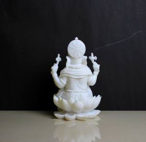 รูปปั้นพระพิฆเนศสีขาวทำจากเรซิ่น งานแฮนด์เมด ดีไซน์แบบดั้งเดิม ของตกแต่งบ้านสำหรับวางบนโต๊ะ ของขวัญวันดิวาลี - Product Image 3