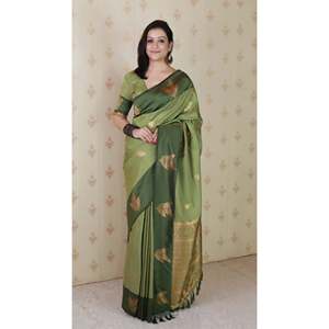 Vestido de Noche de Seda Suave Verde Elite Weaves con Saree Floral Tejido con Zari de 650g - Product Image 5