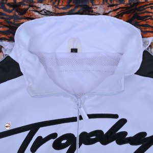 เสื้อแจ็คเก็ตมีฮู้ดสีขาวทรงโอเวอร์ไซส์สำหรับผู้ชาย ลายเสือที่แขนเสื้อ ซิปด้านหน้า มีโลโก้ สวมใส่ได้ในฤดูใบไม้ร่วง ทันสมัย สไตล์ลำลอง ผ้าเฟรนช์เทอร์รี่ - Product Image 4