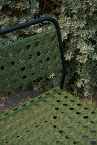 Chaise d'extérieur en rotin vert avec structure en acier, mobilier de jardin contemporain, design résistant aux intempéries - Product Image 3