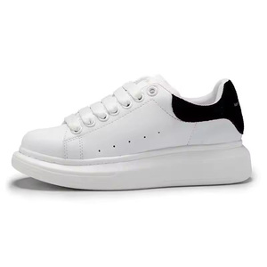 Sneakers unisexes blanches en PU avec détail talon noir, semelle extérieure en caoutchouc, semelle intermédiaire en EVA, automne/hiver, décontractées, pour la marche - Product Image 1