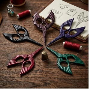 Ciseaux GOLD Wings Noir Mat, Ciseaux d'Artisanat et de Broderie Ailes d'Ange Gothiques pour Découpe de Papier et Journalisation Coralie - Product Image 6