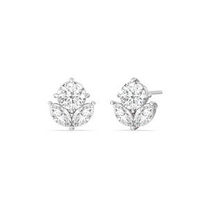 Boucles d'oreilles clous en or blanc avec diamants de laboratoire floraux - Product Image 1
