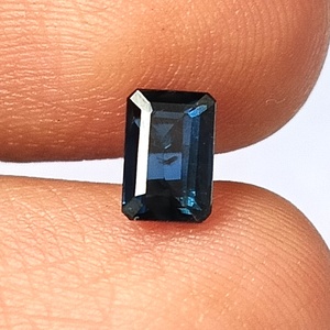 พลอยไพลินสีน้ำเงินธรรมชาติจากออสเตรเลีย 1.15 กะรัต ทรงเหลี่ยมมรกต ไม่ผ่านการอบ ไม่ผ่านการปรับแต่ง สีโปร่งแสง คุณภาพพรีเมียม - Product Image 2