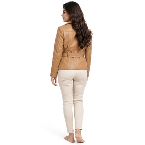 Chaqueta de cuero moderna para mujer con material resistente, ajuste cómodo y costuras impecables que proporcionan un uso duradero y suave. - Product Image 4