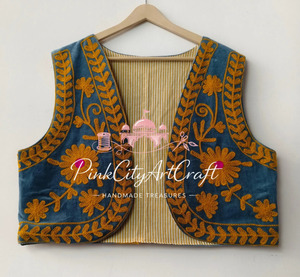 Chaleco Corto Bordado Bohemio Tradicional de Terciopelo Azul para Mujer, Hecho a Mano, Cálido para Invierno, Relleno de Algodón, Cierre con Botones - Product Image 2