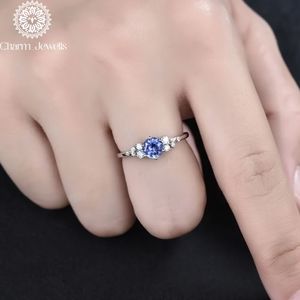 Anillo de Compromiso de Moissanita con Corte Cojín Chapado en Oro y Plata para Mujer Charm Jewels, Certificado IGI, Engaste Clásico de Garras, Gema de 3g - Product Image 6