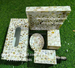 Conjunto de accesorios de baño con incrustaciones de perlas y mosaico de fregona blanca clásica, bandeja de tocador de lujo, dispensador de jabón, vaso y soporte - Product Image 2