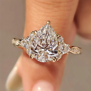 Bague de fiançailles en moissanite taille radiant style vintage, en argent 925 plaqué rhodium, pour femme, idéale pour mariage, fête ou anniversaire - Product Image 1