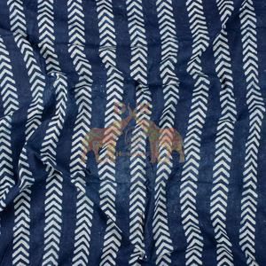 Tissu en Indigo Bleu à Motif Chevron Imprimé à la Main en Gros pour Vêtements Design Minimaliste pour Robes - Product Image 5