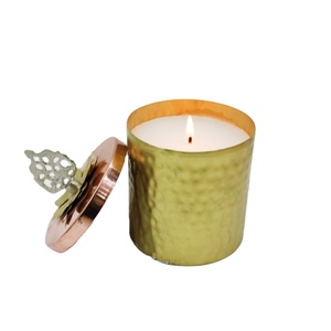 Bougeoir en métal doré élégant pour la décoration de table à la maison et au bureau à un prix raisonnable - Product Image 1