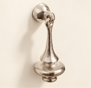 Battant de porte décoratif Regency argenté avec poignée allongée et support arrondi – Quincaillerie traditionnelle pour porte d'entrée - Product Image 2