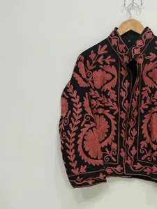 Chaqueta Corta Negra Étnica Bordada a Mano para Mujer, Estilo Vintage con Hilo Rosa, Inspirada en Suzani, Estilo Boho - Product Image 5