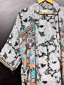 Écharpe en soie Sari à motif floral |   Robe kimono en crêpe de soie faite à la main pour femme, col en V, longueur intégrale, taille élastique sur le devant |   Luxe vintage - Product Image 3
