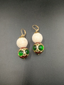 ต่างหูห้อยประดับมุกธรรมชาติทรงกลม รุ่น MA-743 จาก Amaira Jewels ชุบทองบนทองเหลืองสไตล์วินเทจ เหมาะสำหรับงานปาร์ตี้และโอกาสต่างๆ สำหรับผู้หญิง - Product Image 4