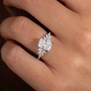 Bague de fiançailles et de mariage de luxe en or 10K 14K 18K avec diamant de laboratoire taille Radiant 2,00 carats pureté VVS2 et grappe latérale florale - Product Image 3