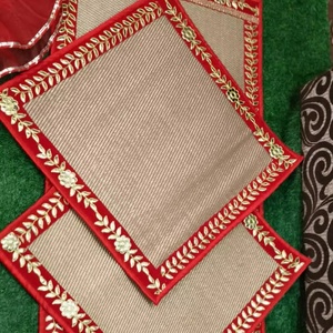Ensemble de sets de table festifs faits à la main avec bordure rouge élégante et broderie florale dorée, sets de table décoratifs de qualité supérieure pour table à manger - Product Image 1