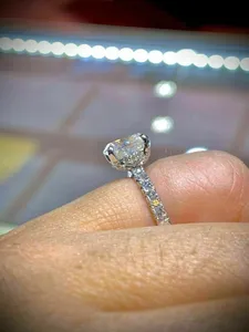 แหวนหมั้นมอสซาไนต์ เงินแท้ 925 ทรงวงรี ประดับเพชรแบบพาเว่ สี D ความสะอาดระดับ VVS1 แหวนแต่งงานสำหรับผู้หญิง เครื่องประดับคุณภาพสูง - Product Image 3