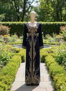 Caftán Azul Marino Royal Midnight: Exquisito Bordado de Filigrana Dorada y Detalle Intrincado de Cuentas para una Elegancia Nocturna de Lujo. - Product Image 3