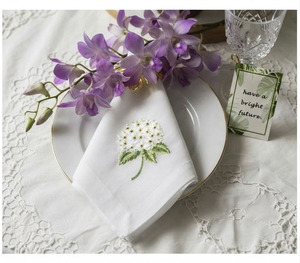 Serviettes de table en coton brodées sur mesure, motif hortensia, durables, lavables en machine, pour événements à domicile et mariages - Product Image 1