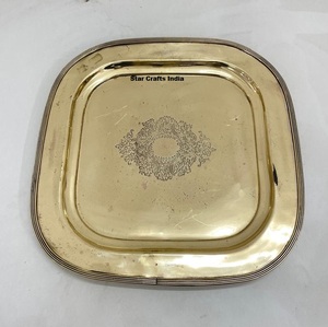 Plats et assiettes de service ronds en métal poli plaqué or, écologiques et modernes, faits à la main - Product Image 4