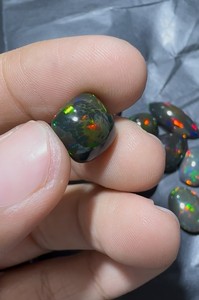 Opale d'Éthiopie noire naturelle, cabochon, multi-feu, pierre précieuse lisse et non montée, octobre - Product Image 2
