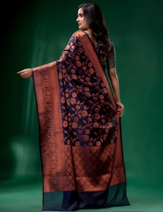 Sari en coton et soie bleu marine KV avec motif tissé et chemisier non cousu - Product Image 4