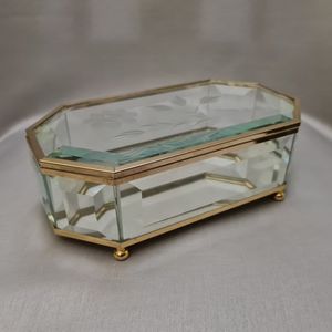 Boîte à bijoux moderne en verre polygonal avec couvercle à charnière, base miroir, 1 niveau de rangement, présentoir personnalisable pour la maison - Product Image 3
