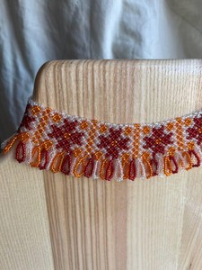 Elegante Collar de Gargantilla con Cuentas Estilo Bohemia para Mujer, con Diseño de Borlas en Rojo y Naranja, Estilo Personalizado por UO INDIA - Product Image 3