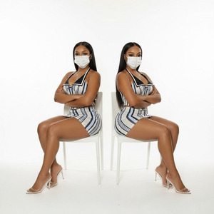 ชุดกระโปรง OEM ระบายอากาศได้ดีสำหรับผู้หญิง เสื้อครอปท็อปมีฮู้ดพร้อมพิมพ์โลโก้ลำลอง ชุดกระโปรงเสื้อครอปท็อปมีฮู้ดสำหรับฤดูหนาว - Product Image 1