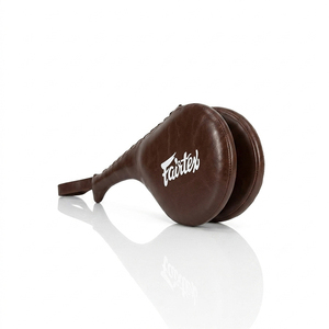 Pad d'entraînement de boxe Fairtex, design incurvé, construction durable, prise confortable pour la vitesse et la précision, utilisation en salle de sport - Product Image 1