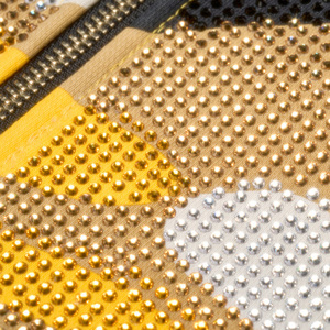 Sweat à capuche de luxe pour homme, imprimé camouflage numérique avec strass jaunes personnalisés, en molleton 100 % coton, écologique et anti-plis, idéal pour l'hiver - Product Image 4