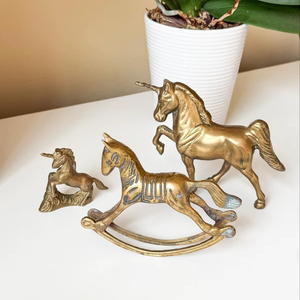 Escultura Moderna de Unicornio en Latón para Decoración de Mesa de Entrada y Exhibición Artística - Product Image 1