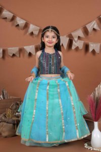 Lehenga Choli traditionnel Titrit en denim de soie tissé, col halter, motif géométrique, orné de miroirs et de sequins, extensible - Product Image 3