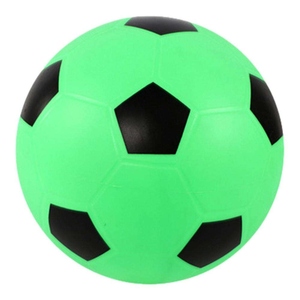 Ballon de football miniature en PVC personnalisé à logo brodé, taille personnalisée, haute rétention d'air, style classique, fabriqué à Sialkot, Pakistan - Product Image 4