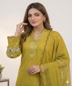 Ensemble chic en Chandeli avec broderie à sequins et découpes, comprenant un haut, un pantalon palazzo et un dupatta, jaune - Product Image 3