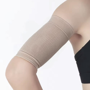 Rodillera de compresión de nailon y algodón tejido con rayas negras y naranjas, transpirable, universal, unisex, para protección en levantamiento de pesas. - Product Image 2