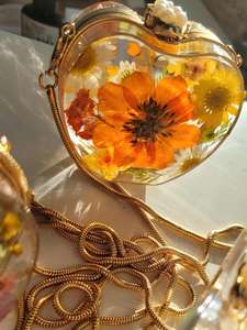 Sculpture de table en résine de fleurs naturelles en forme de cœur, écologique, décoration d'intérieur, cadeau fait main pour mariage et Saint-Valentin - Product Image 2